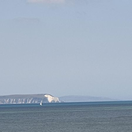 Beachfront Apartment With Bbq Sun Deck Bournemouth Eksteriør bilde