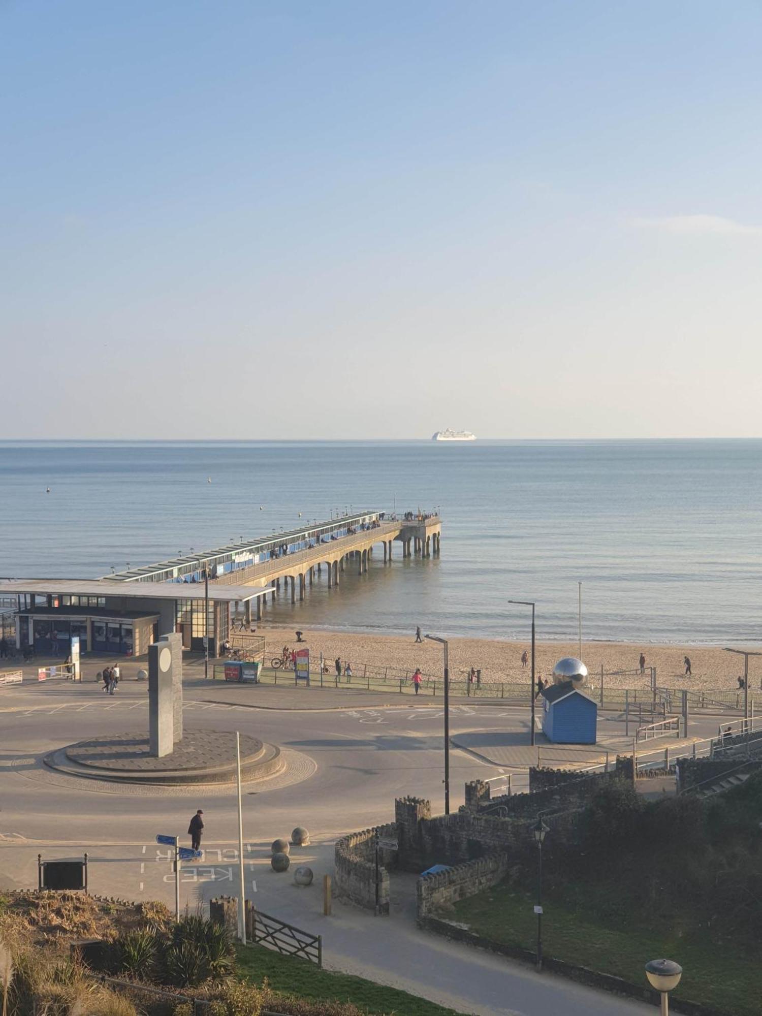 Beachfront Apartment With Bbq Sun Deck Bournemouth Eksteriør bilde